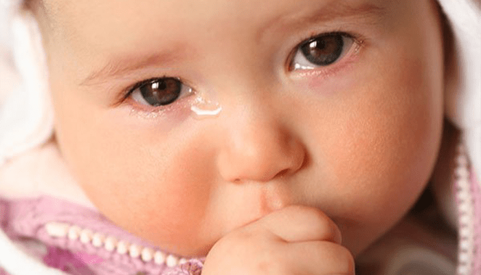 trẻ sơ sinh bị chảy nước mắt